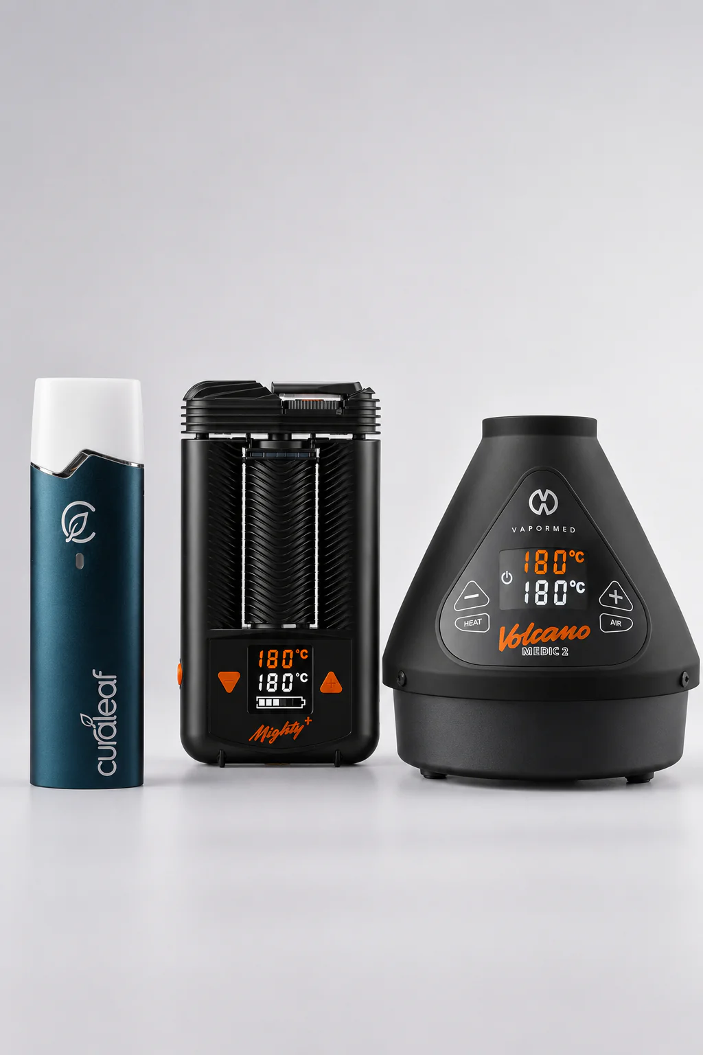 Das Bild zeigt drei Vaporizer, die typischerweise zur Inhalation von medizinischem Cannabis verwendet werden: Storz & Bickel Mighty, Storz & Bickel Volcano und Curaleaf QMID